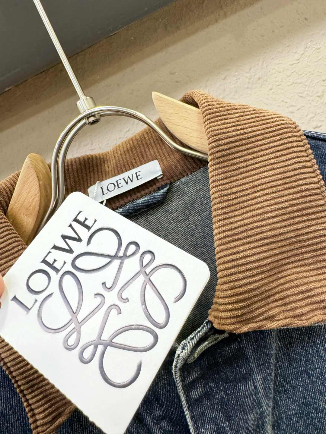 LOEWE罗意威 新品男女同款牛仔外套，时装圈人气极为火热的单品，是时尚大咖们最炙手可热扭造型的必入尤物