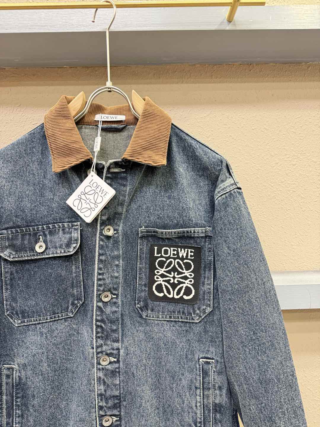 LOEWE罗意威 新品男女同款牛仔外套，时装圈人气极为火热的单品，是时尚大咖们最炙手可热扭造型的必入尤物