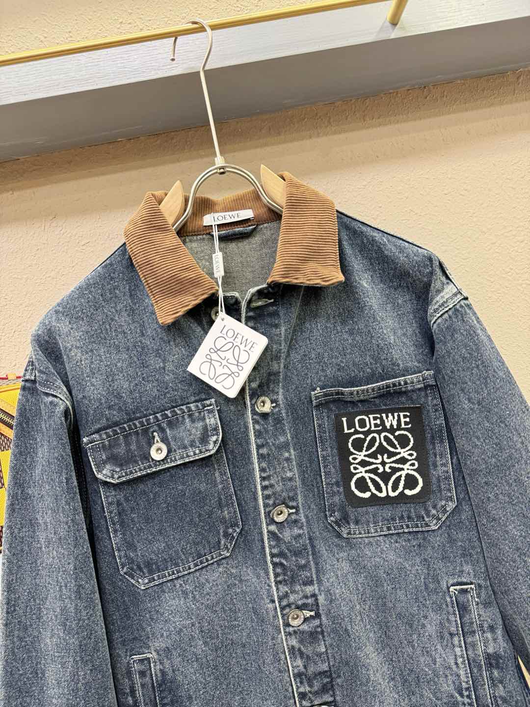 LOEWE罗意威 新品男女同款牛仔外套，时装圈人气极为火热的单品，是时尚大咖们最炙手可热扭造型的必入尤物