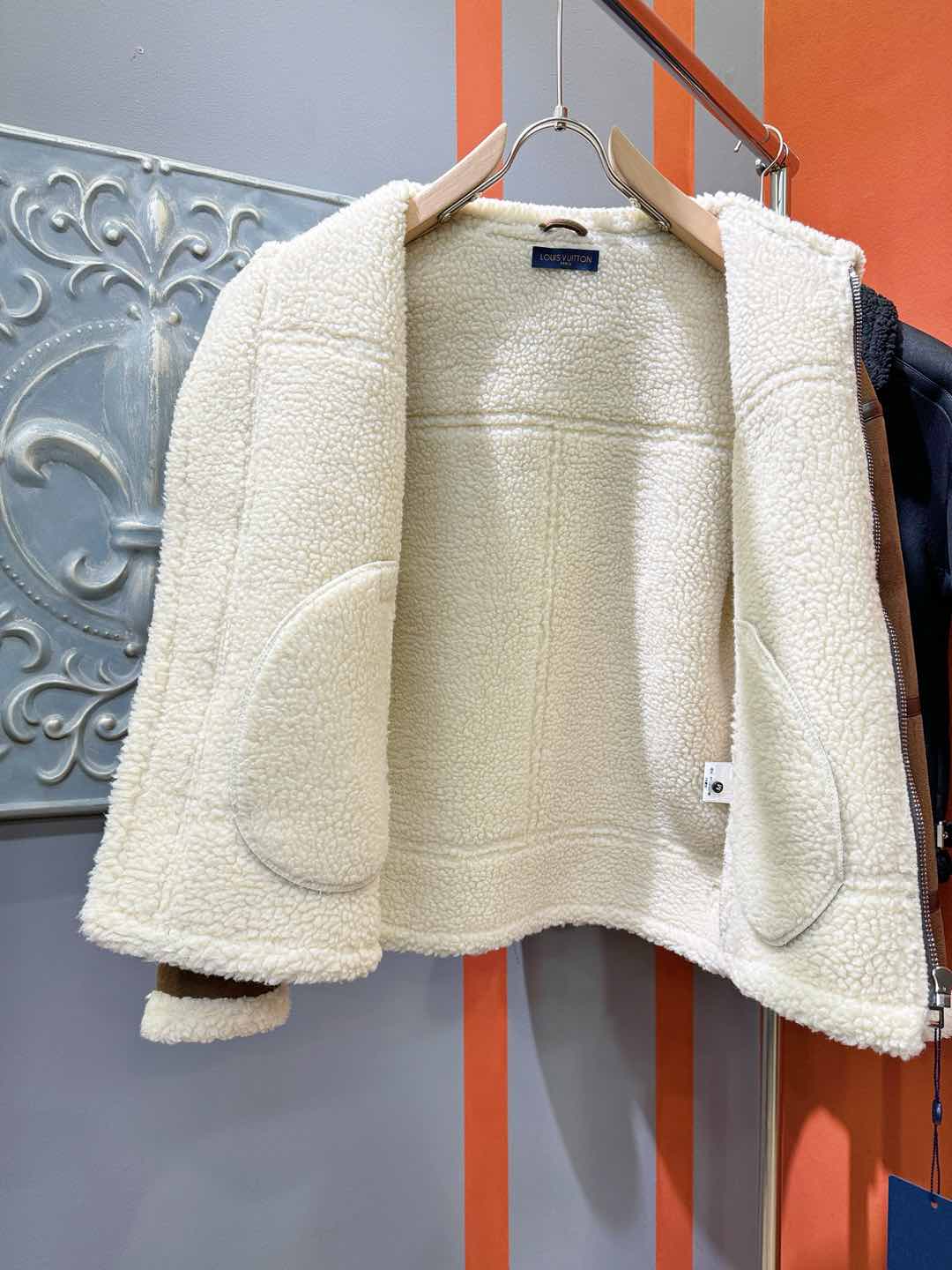 LV路易威登 新品皮毛一体，原生态人造皮面料；100%进口皮毛一体！采用进口人造皮！皮料品质相当高级。内