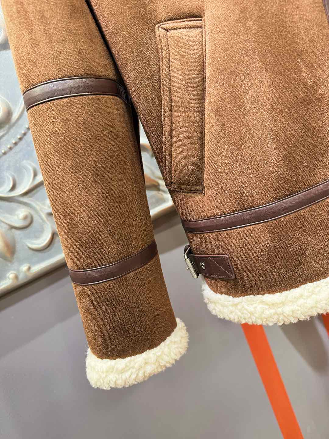 LV路易威登 新品皮毛一体，原生态人造皮面料；100%进口皮毛一体！采用进口人造皮！皮料品质相当高级。内