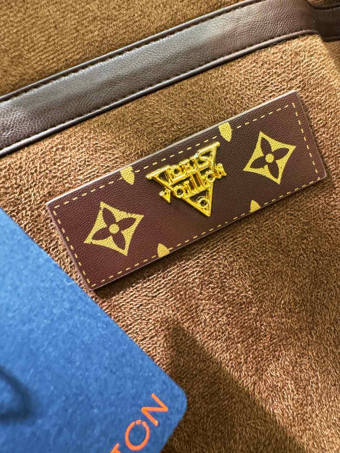 LV路易威登 新品皮毛一体，原生态人造皮面料；100%进口皮毛一体！采用进口人造皮！皮料品质相当高级。内