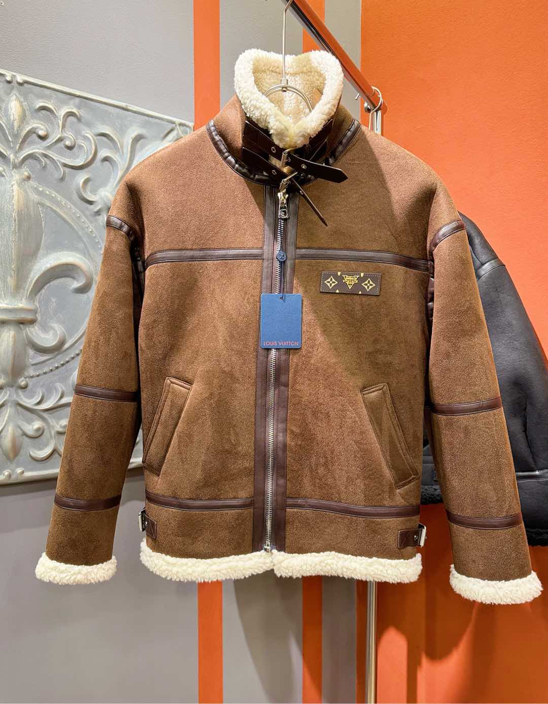 LV路易威登 新品皮毛一体，原生态人造皮面料；100%进口皮毛一体！采用进口人造皮！皮料品质相当高级。内