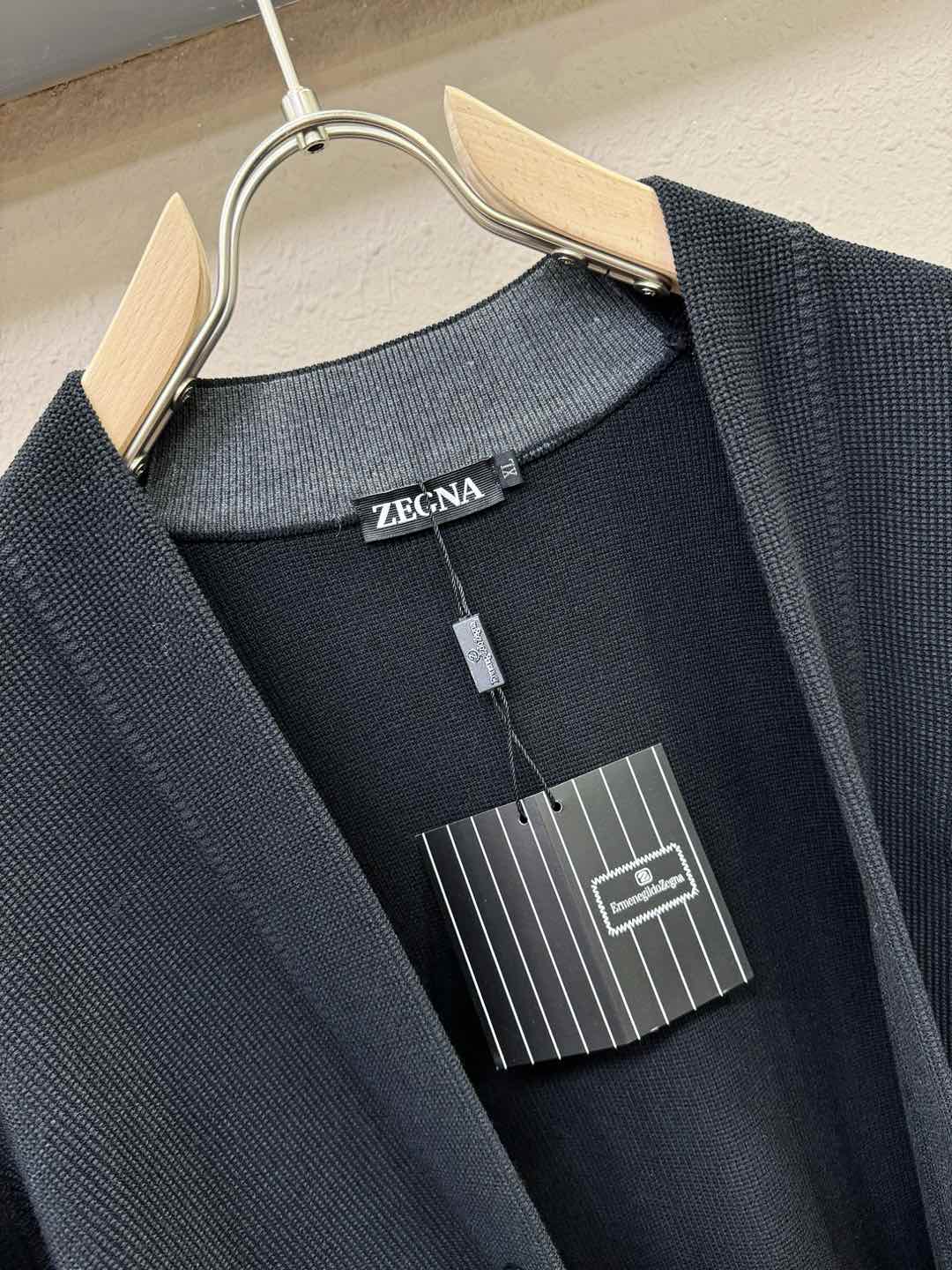 Ermenegildo Zeg*a杰*亚 2025秋冬新款毛衣开衫，手感柔软。 logo图案设计，贸易公