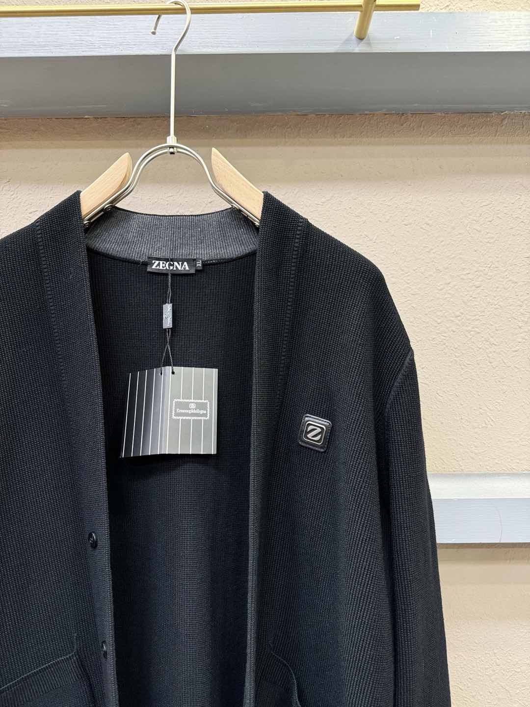 Ermenegildo Zeg*a杰*亚 2025秋冬新款毛衣开衫，手感柔软。 logo图案设计，贸易公