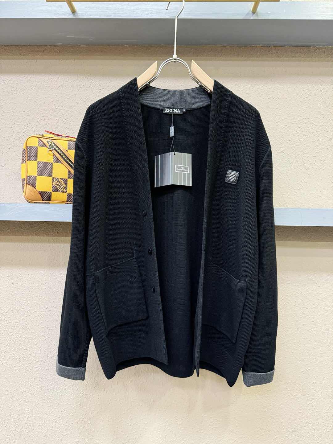 Ermenegildo Zeg*a杰*亚 2025秋冬新款毛衣开衫，手感柔软。 logo图案设计，贸易公