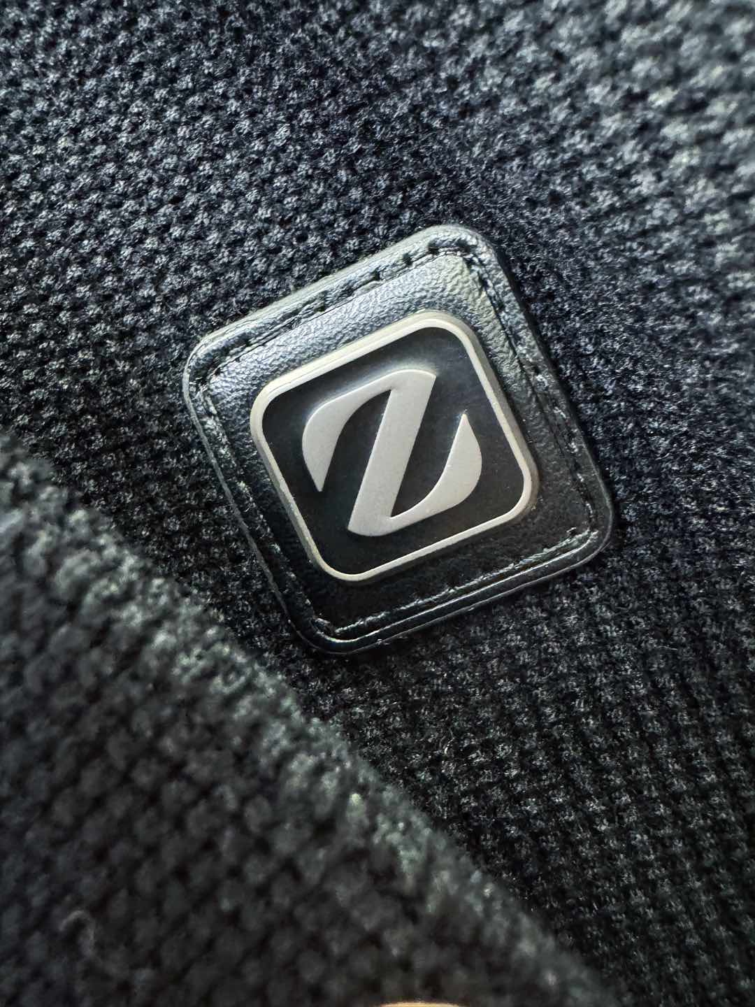 Ermenegildo Zeg*a杰*亚 2025秋冬新款毛衣开衫，手感柔软。 logo图案设计，贸易公