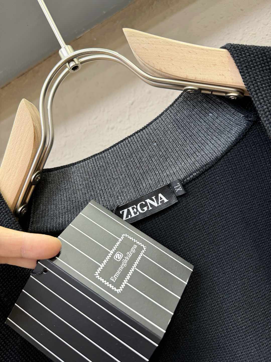 Ermenegildo Zeg*a杰*亚 2025秋冬新款毛衣开衫，手感柔软。 logo图案设计，贸易公