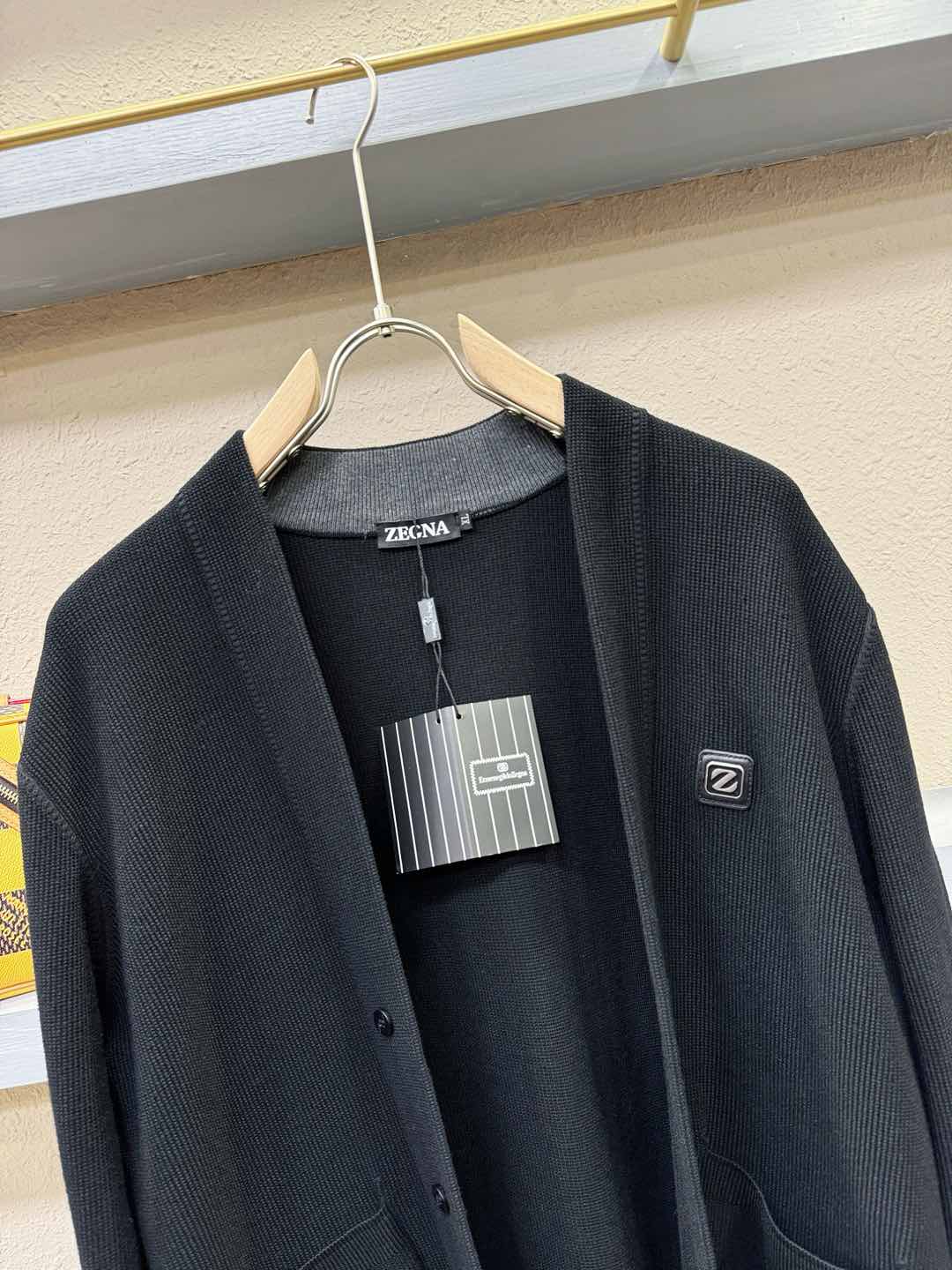 Ermenegildo Zeg*a杰*亚 2025秋冬新款毛衣开衫，手感柔软。 logo图案设计，贸易公