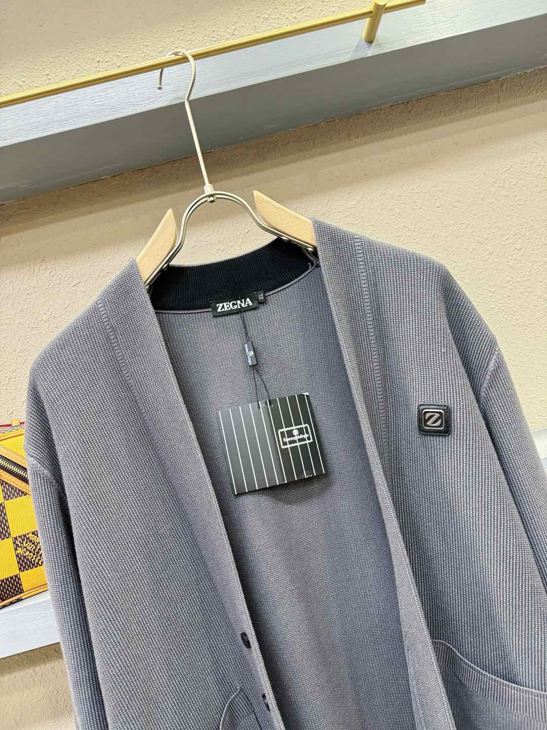 Ermenegildo Zeg*a杰*亚 2025秋冬新款毛衣开衫，手感柔软。 logo图案设计，贸易公