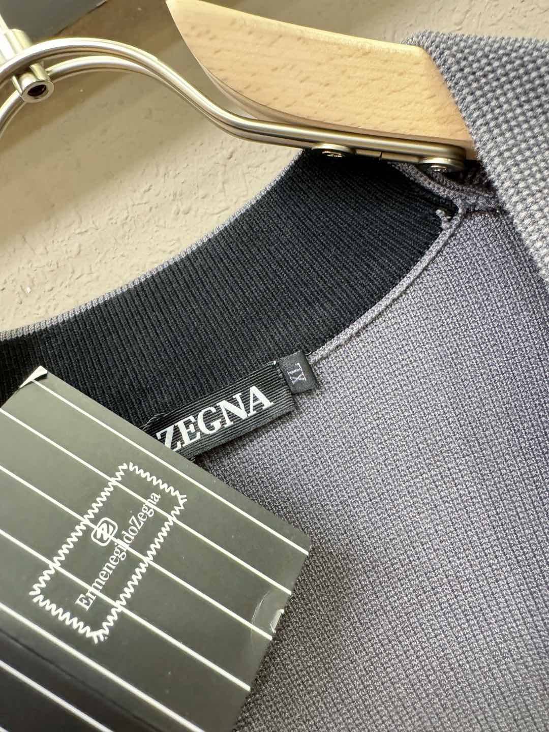 Ermenegildo Zeg*a杰*亚 2025秋冬新款毛衣开衫，手感柔软。 logo图案设计，贸易公