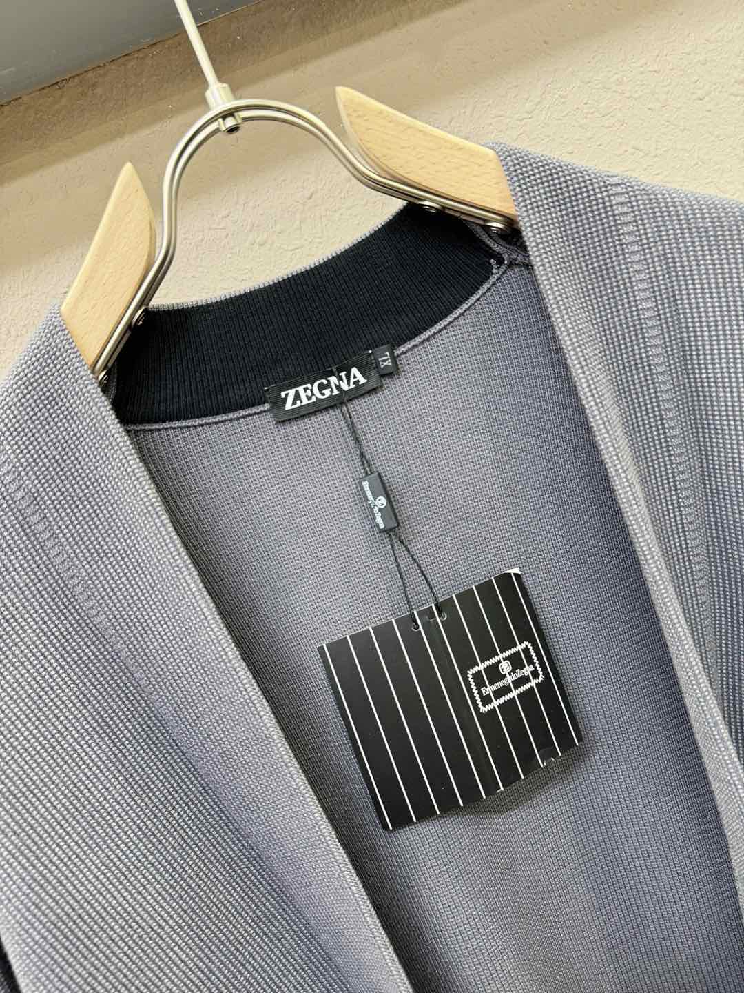 Ermenegildo Zeg*a杰*亚 2025秋冬新款毛衣开衫，手感柔软。 logo图案设计，贸易公