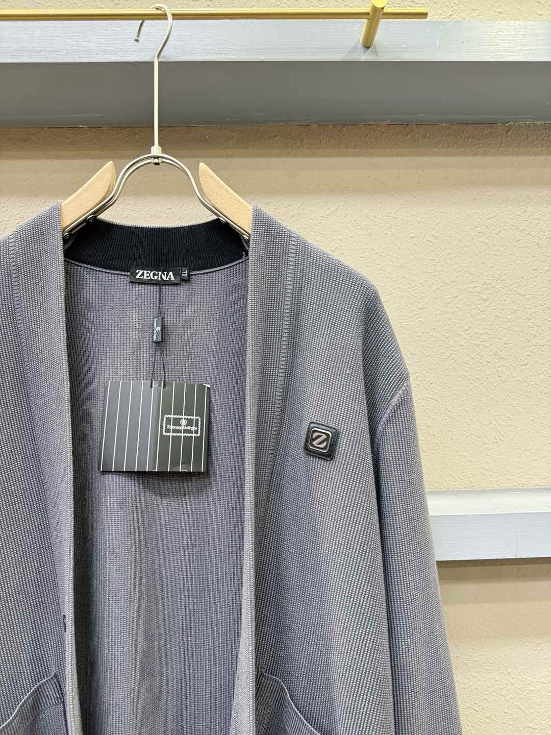 Ermenegildo Zeg*a杰*亚 2025秋冬新款毛衣开衫，手感柔软。 logo图案设计，贸易公