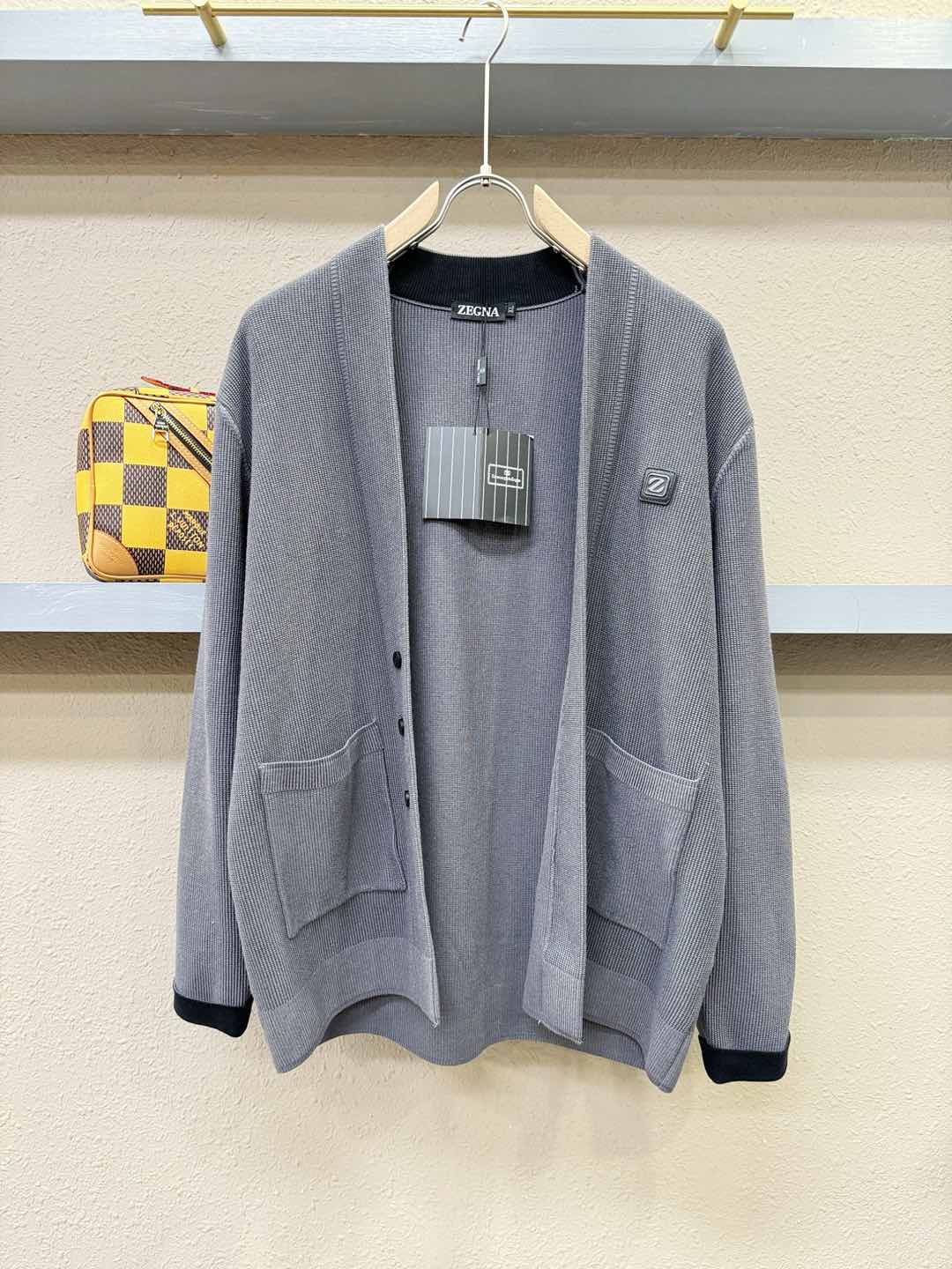 Ermenegildo Zeg*a杰*亚 2025秋冬新款毛衣开衫，手感柔软。 logo图案设计，贸易公