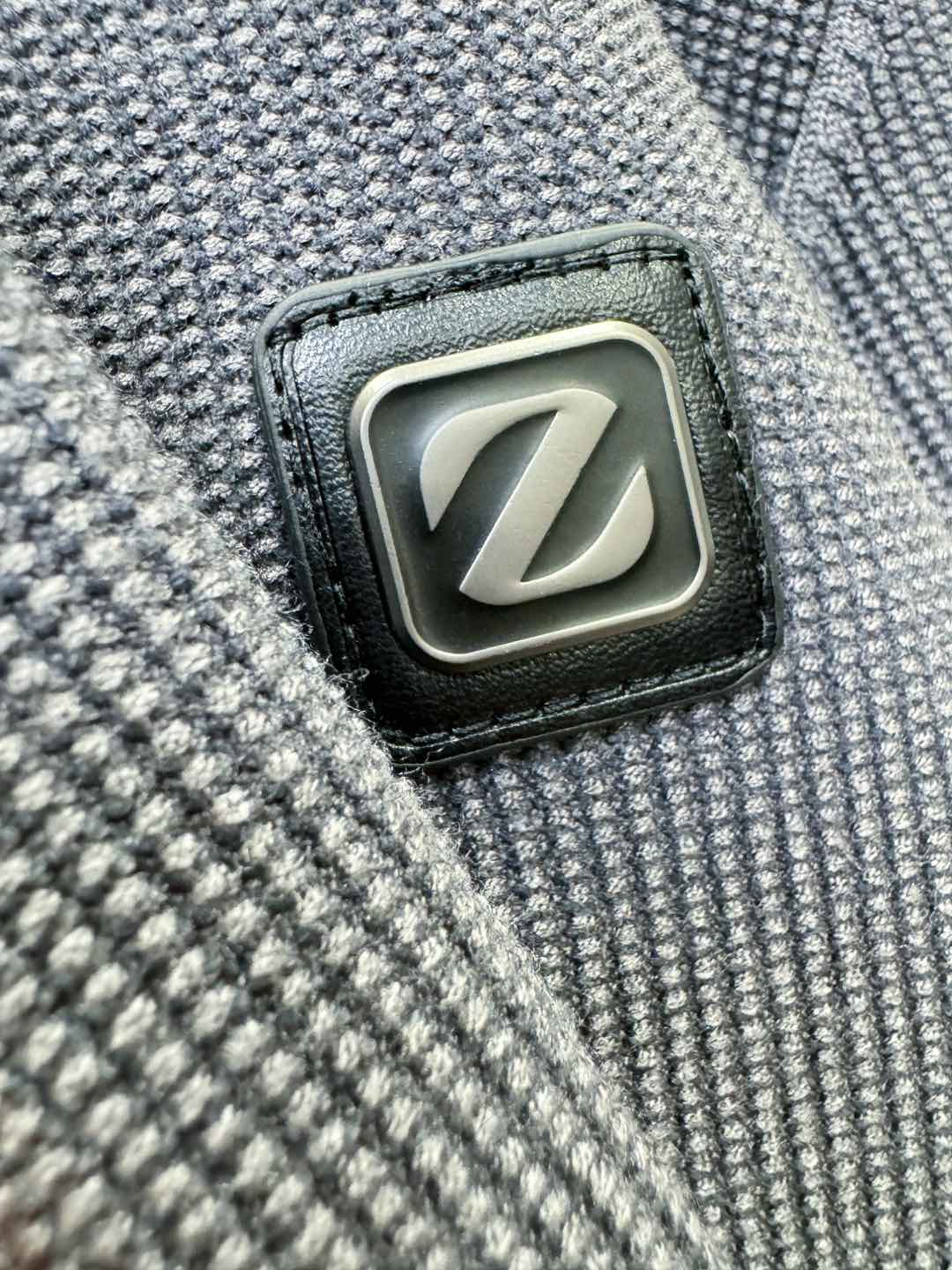 Ermenegildo Zeg*a杰*亚 2025秋冬新款毛衣开衫，手感柔软。 logo图案设计，贸易公