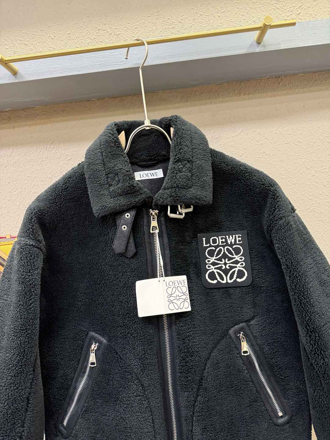 LOEWE罗意威 新品皮毛一体，原生态人造皮面料；100%进口皮毛一体！采用进口人造皮！皮料品质相当高级