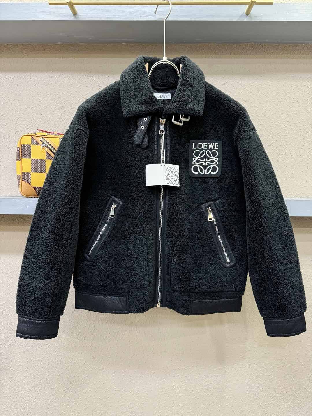 LOEWE罗意威 新品皮毛一体，原生态人造皮面料；100%进口皮毛一体！采用进口人造皮！皮料品质相当高级