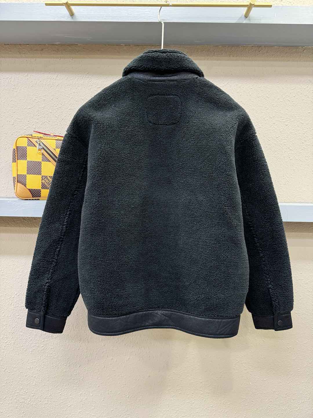 LOEWE罗意威 新品皮毛一体，原生态人造皮面料；100%进口皮毛一体！采用进口人造皮！皮料品质相当高级