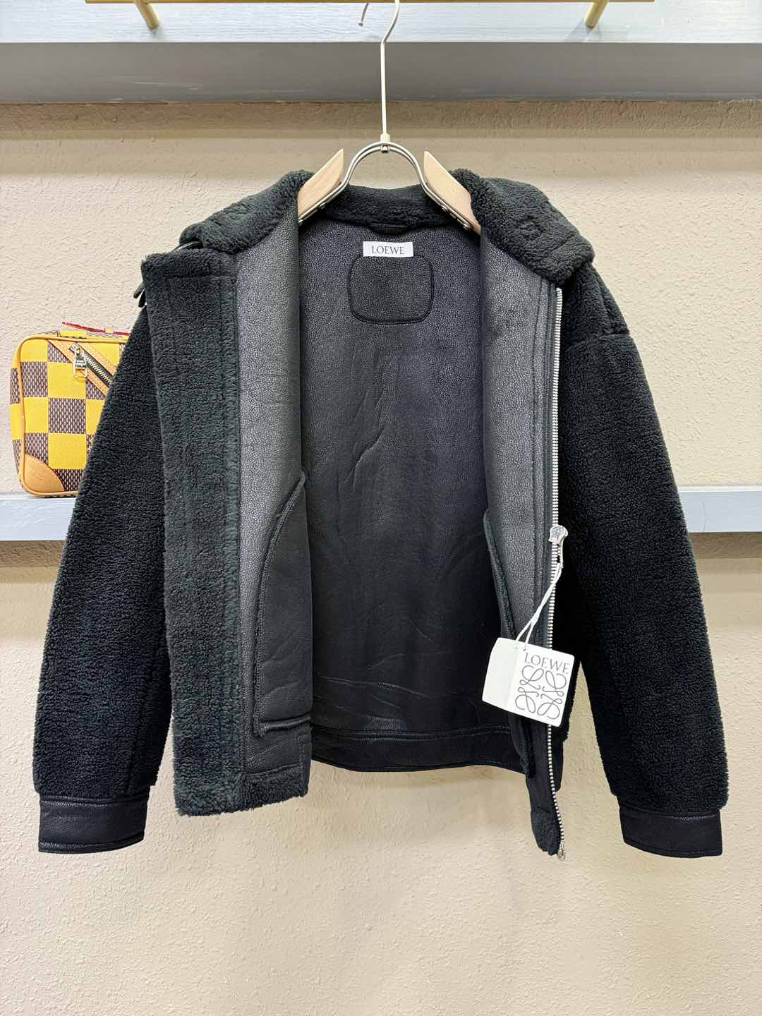 LOEWE罗意威 新品皮毛一体，原生态人造皮面料；100%进口皮毛一体！采用进口人造皮皮料！皮料品质相当