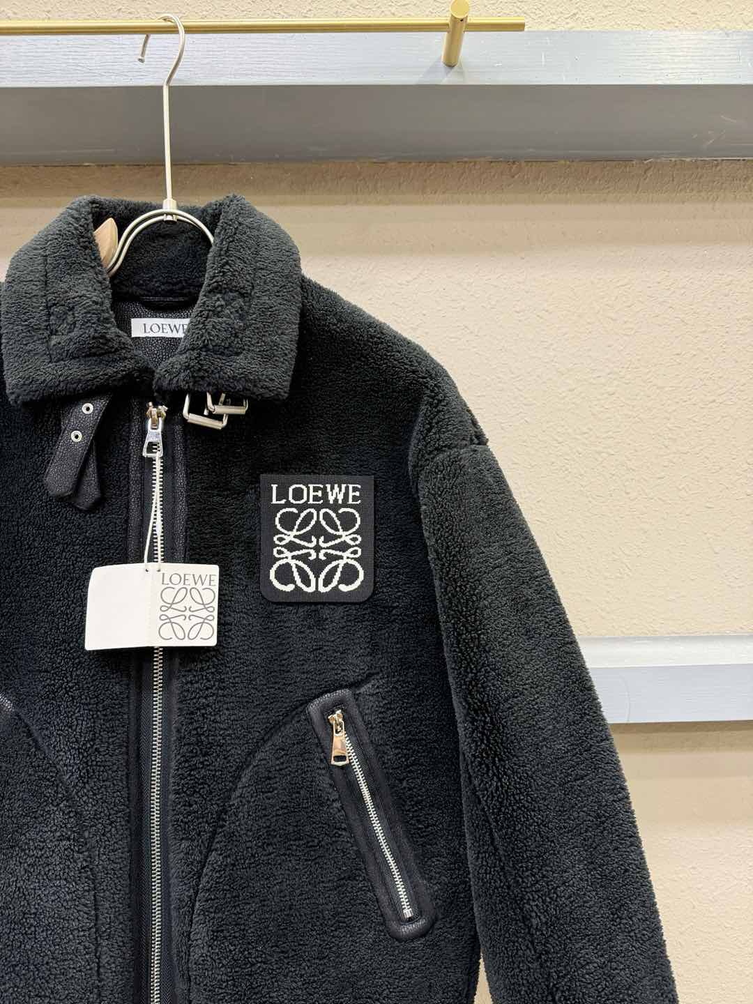 LOEWE罗意威 新品皮毛一体，原生态人造皮面料；100%进口皮毛一体！采用进口人造皮！皮料品质相当高级