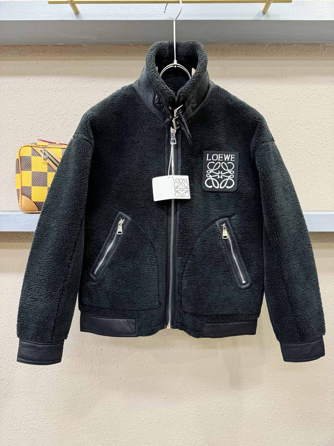 LOEWE罗意威 新品皮毛一体，原生态人造皮面料；100%进口皮毛一体！采用进口人造皮！皮料品质相当高级