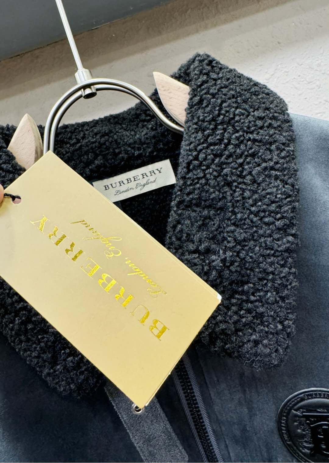 BURBERRY巴宝莉 新品皮毛一体，原生态人造皮面料；100%进口皮毛一体！采用进口人造皮！皮料品质相