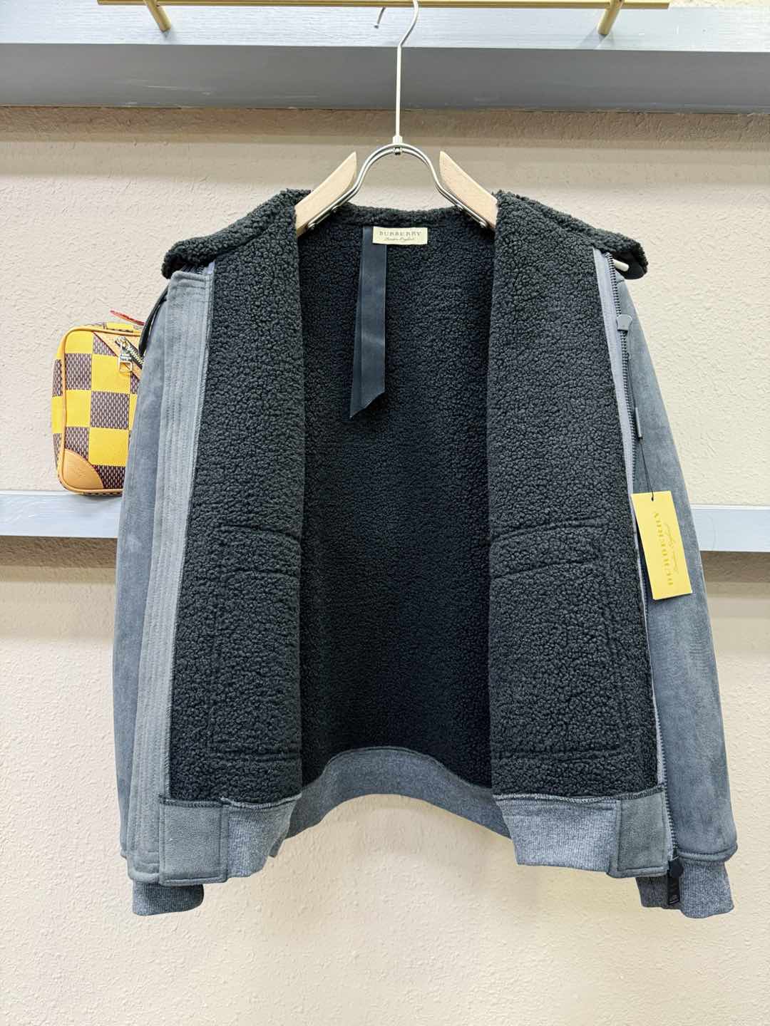 BURBERRY巴宝莉 新品皮毛一体，原生态人造皮面料；100%进口皮毛一体！采用进口人造皮！皮料品质相