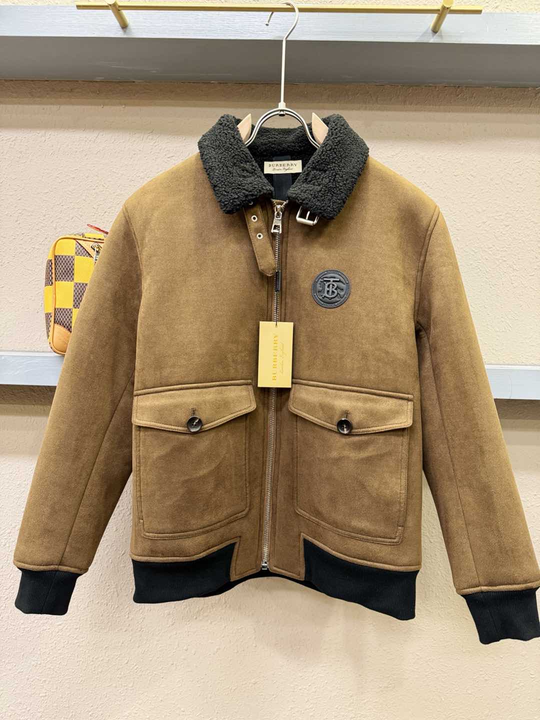 BURBERRY巴宝莉 新品皮毛一体，原生态人造皮面料；100%进口皮毛一体！采用进口人造皮！皮料品质相