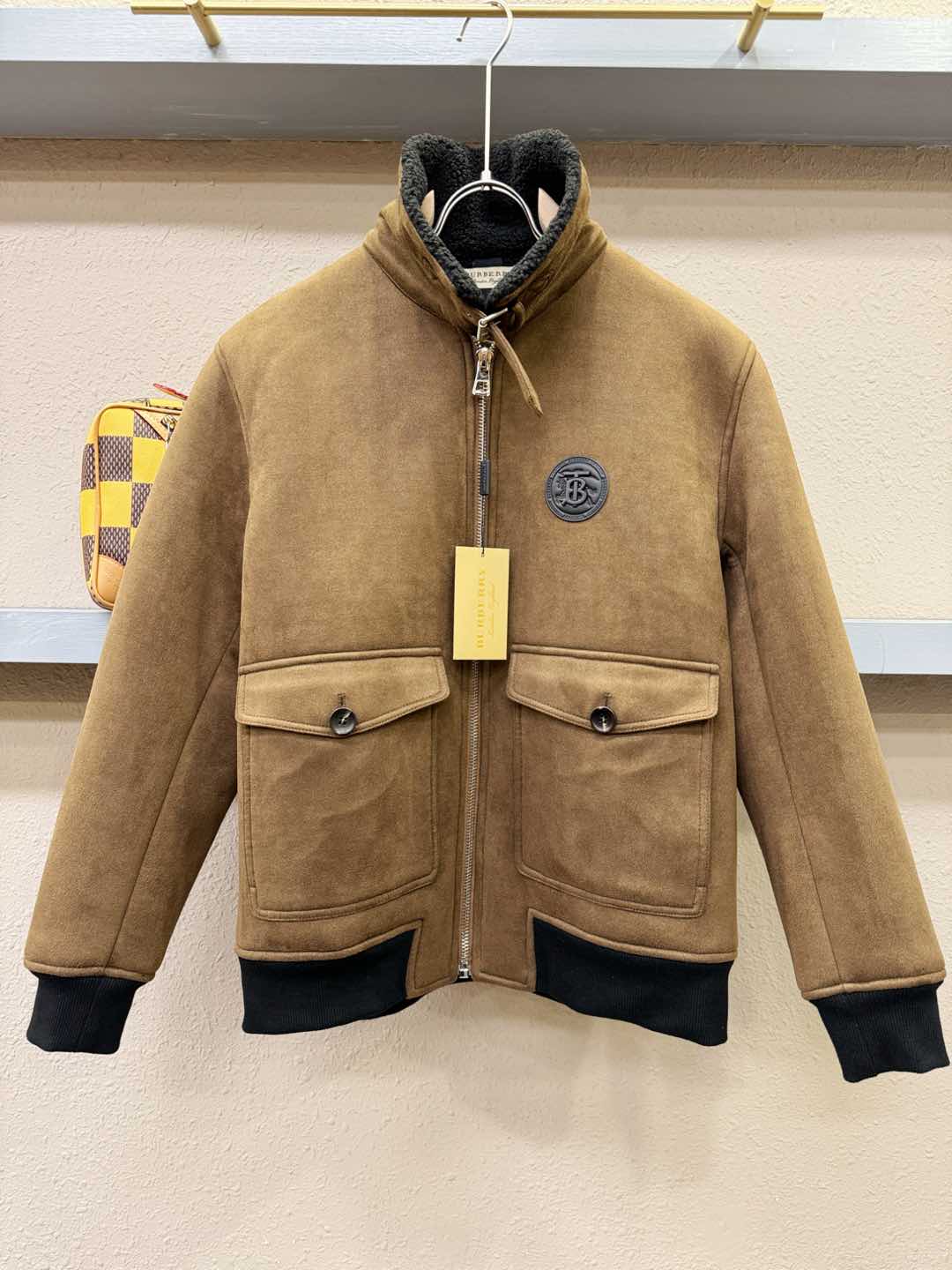 BURBERRY巴宝莉 新品皮毛一体，原生态人造皮面料；100%进口皮毛一体！采用进口人造皮！皮料品质相