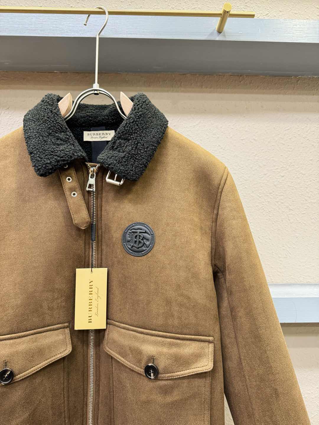 BURBERRY巴宝莉 新品皮毛一体，原生态人造皮面料；100%进口皮毛一体！采用进口人造皮！皮料品质相