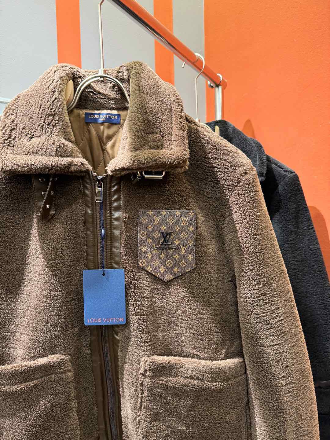 LV路易威登 新品皮毛一体，原生态人造皮面料；100%进口皮毛一体！采用进口人造皮！皮料品质相当高级。内