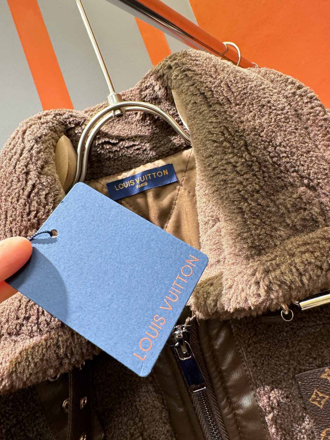 LV路易威登 新品皮毛一体，原生态人造皮面料；100%进口皮毛一体！采用进口人造皮！皮料品质相当高级。内