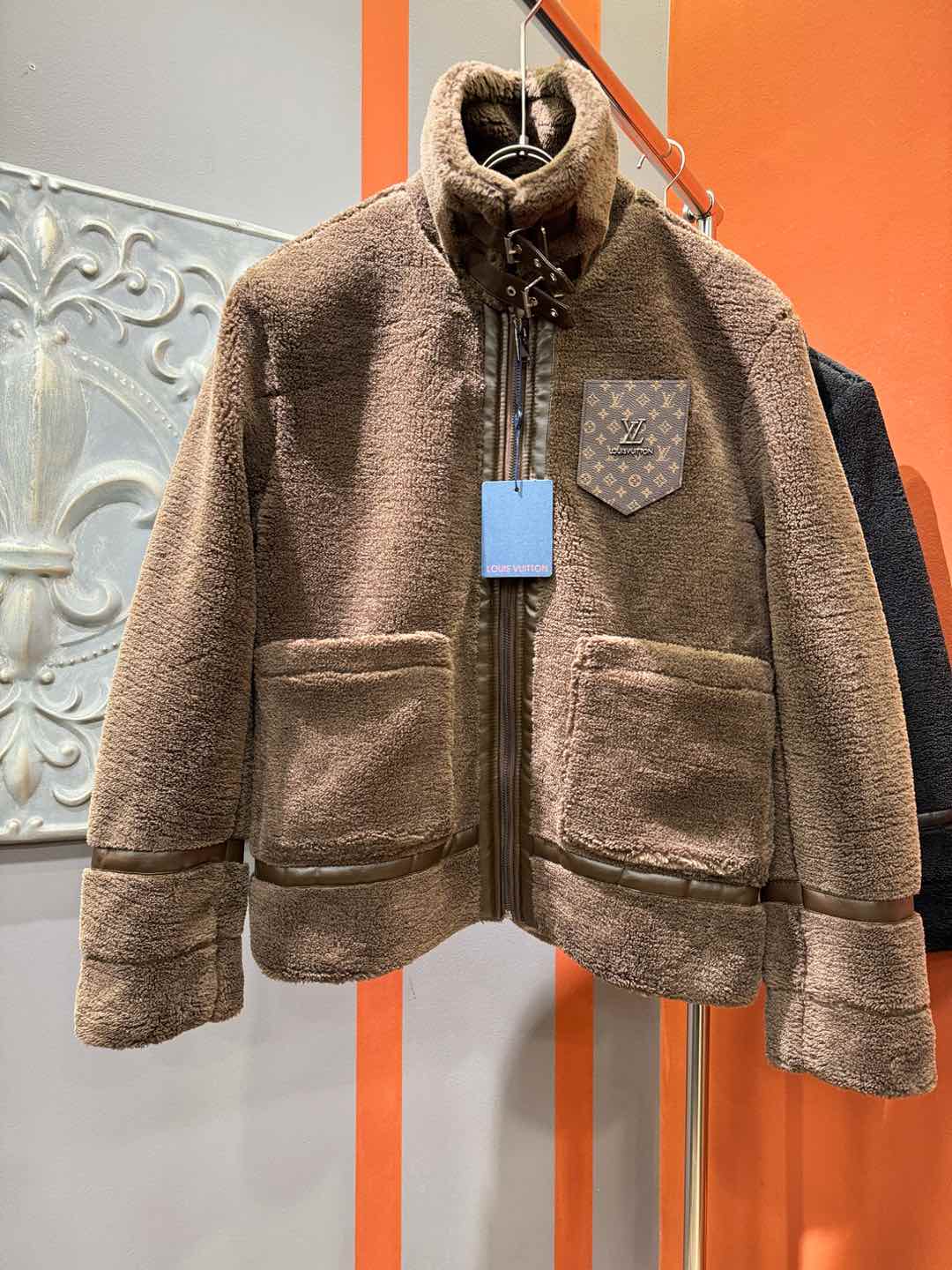 LV路易威登 新品皮毛一体，原生态人造皮面料；100%进口皮毛一体！采用进口人造皮！皮料品质相当高级。内