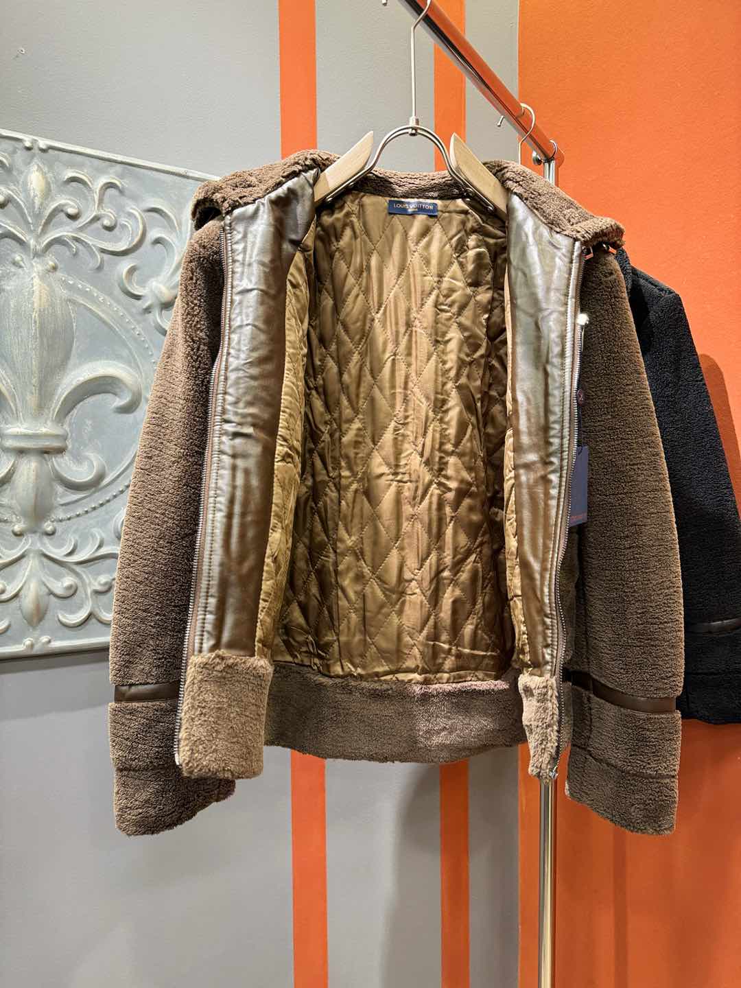 LV路易威登 新品皮毛一体，原生态人造皮面料；100%进口皮毛一体！采用进口人造皮！皮料品质相当高级。内