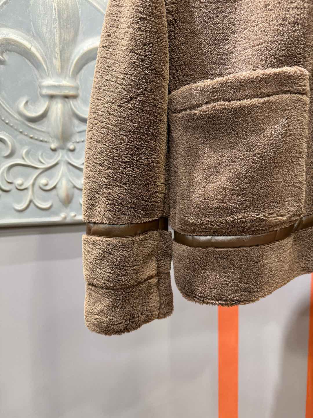 LV路易威登 新品皮毛一体，原生态人造皮面料；100%进口皮毛一体！采用进口人造皮！皮料品质相当高级。内