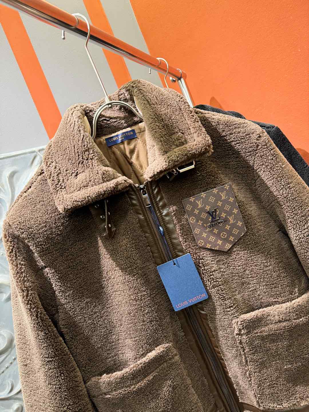 LV路易威登 新品皮毛一体，原生态人造皮面料；100%进口皮毛一体！采用进口人造皮！皮料品质相当高级。内