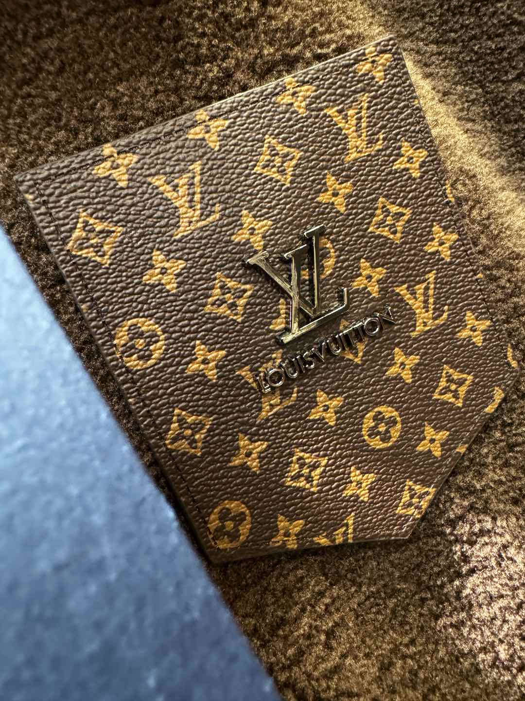 LV路易威登 新品皮毛一体，原生态人造皮面料；100%进口皮毛一体！采用进口人造皮！皮料品质相当高级。内