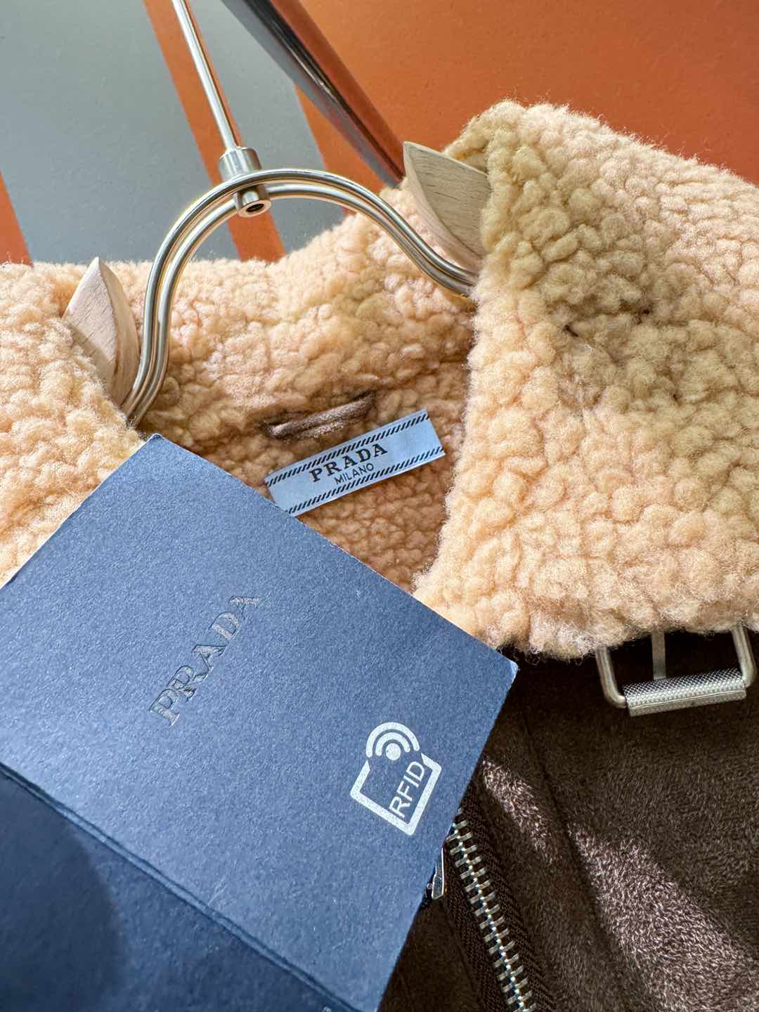 PRADA 普拉达 新品皮毛一体，原生态人造皮面料；100%进口皮毛一体！采用进口人造皮！皮料品质相当高