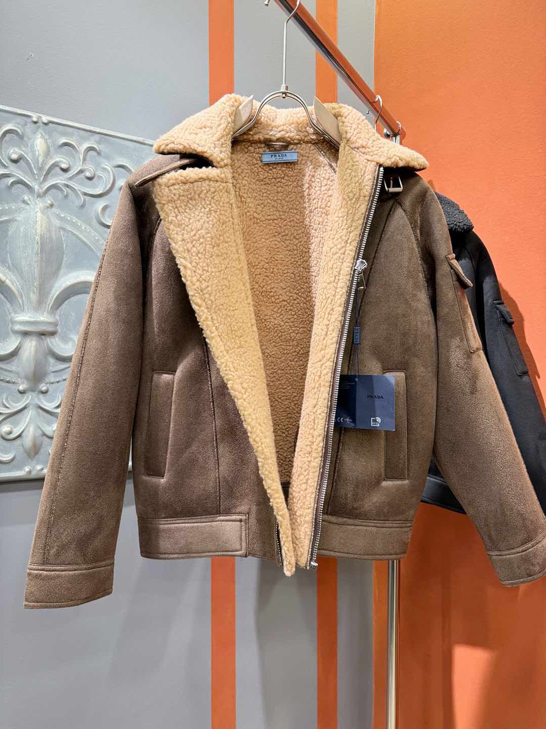 PRADA 普拉达 新品皮毛一体，原生态人造皮面料；100%进口皮毛一体！采用进口人造皮！皮料品质相当高