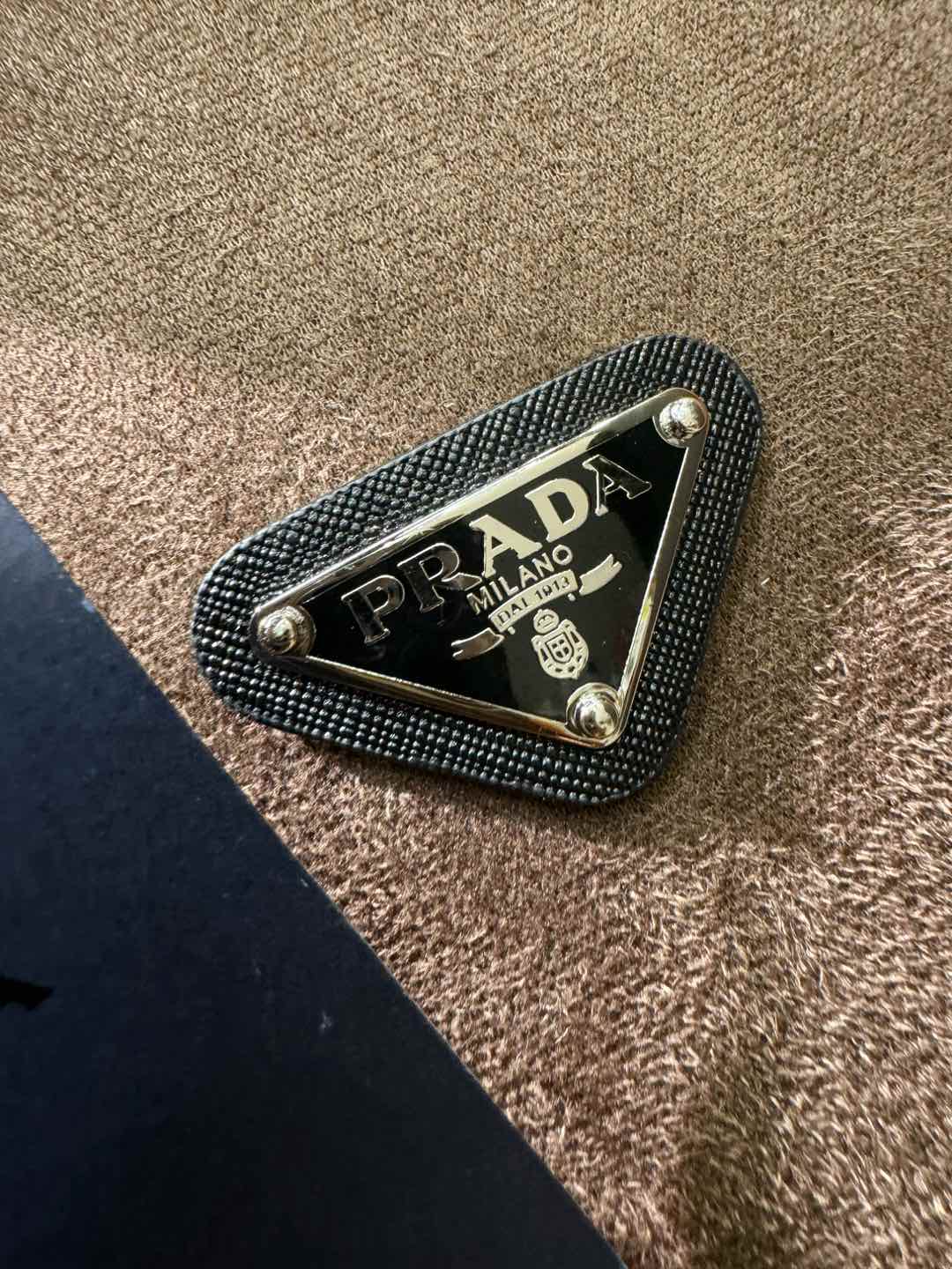 PRADA 普拉达 新品皮毛一体，原生态人造皮面料；100%进口皮毛一体！采用进口人造皮！皮料品质相当高