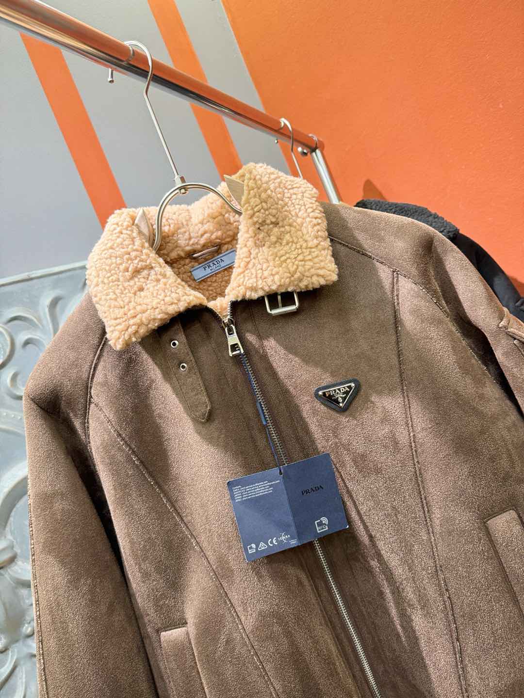 PRADA 普拉达 新品皮毛一体，原生态人造皮面料；100%进口皮毛一体！采用进口人造皮！皮料品质相当高