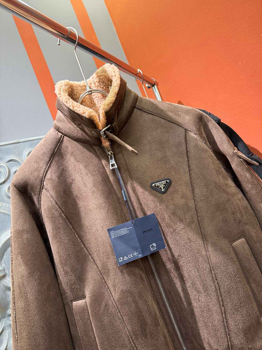 PRADA 普拉达 新品皮毛一体，原生态人造皮面料；100%进口皮毛一体！采用进口人造皮！皮料品质相当高