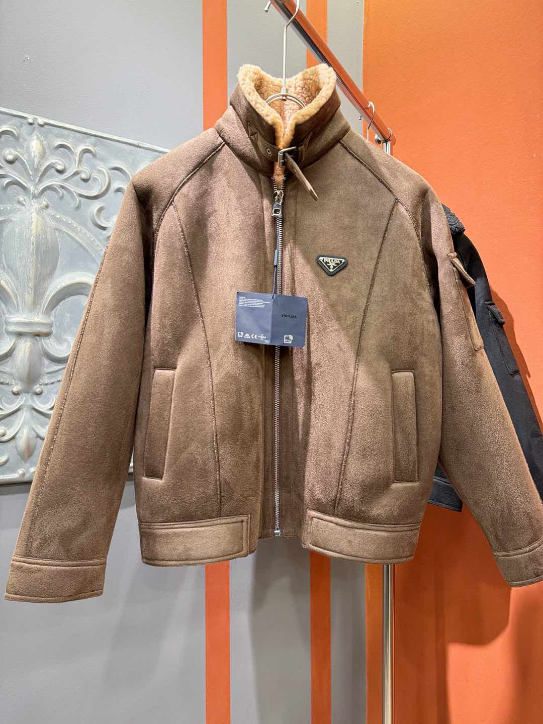 PRADA 普拉达 新品皮毛一体，原生态人造皮面料；100%进口皮毛一体！采用进口人造皮！皮料品质相当高