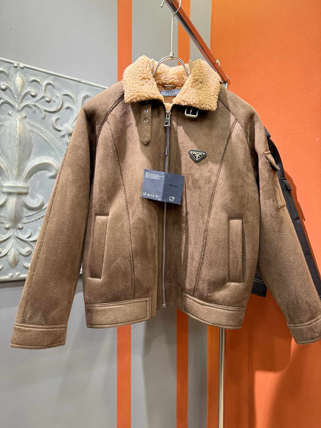 PRADA 普拉达 新品皮毛一体，原生态人造皮面料；100%进口皮毛一体！采用进口人造皮！皮料品质相当高