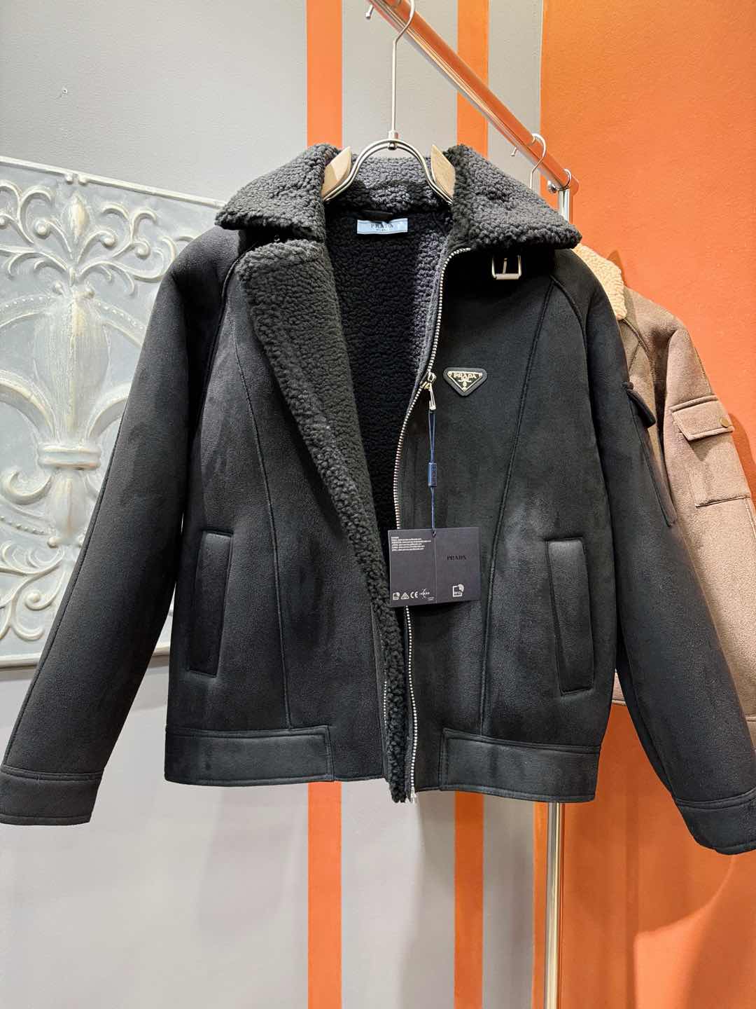 PRADA 普拉达 新品皮毛一体，原生态人造皮面料；100%进口皮毛一体！采用进口人造皮！皮料品质相当高