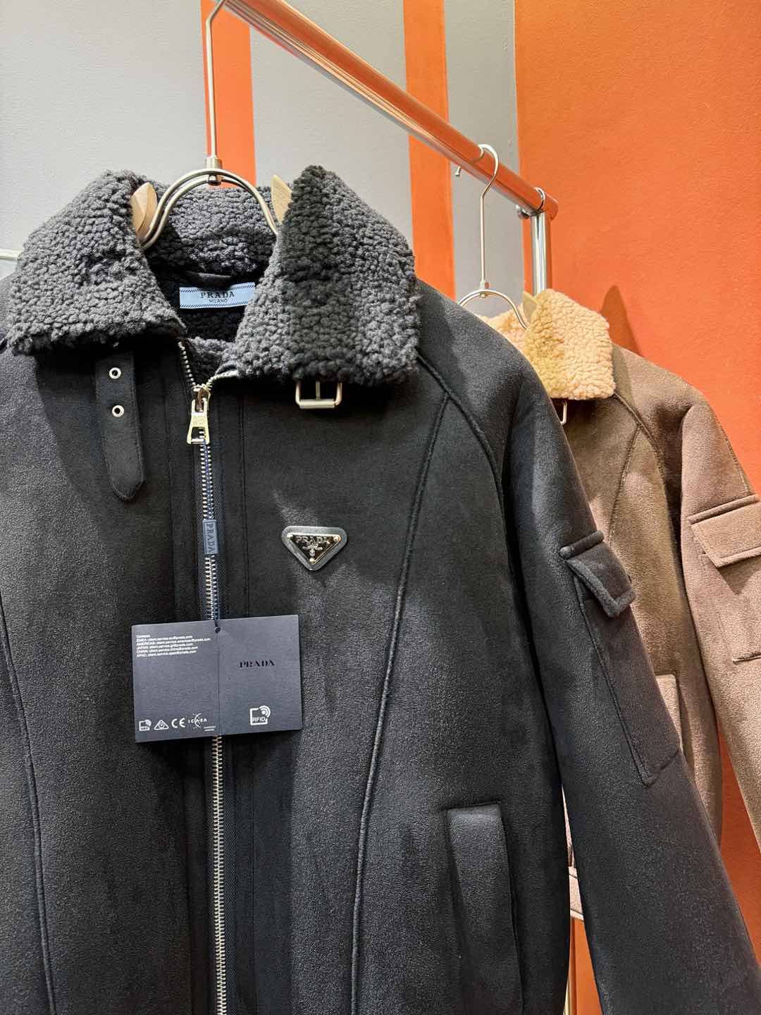 PRADA 普拉达 新品皮毛一体，原生态人造皮面料；100%进口皮毛一体！采用进口人造皮！皮料品质相当高