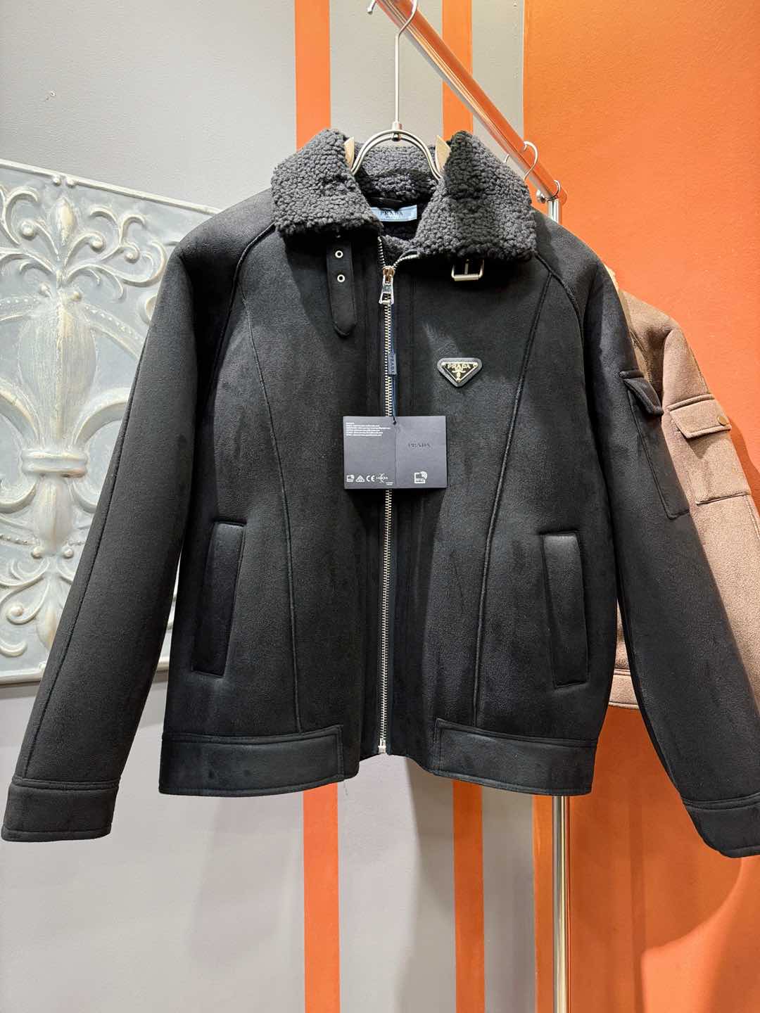 PRADA 普拉达 新品皮毛一体，原生态人造皮面料；100%进口皮毛一体！采用进口人造皮！皮料品质相当高