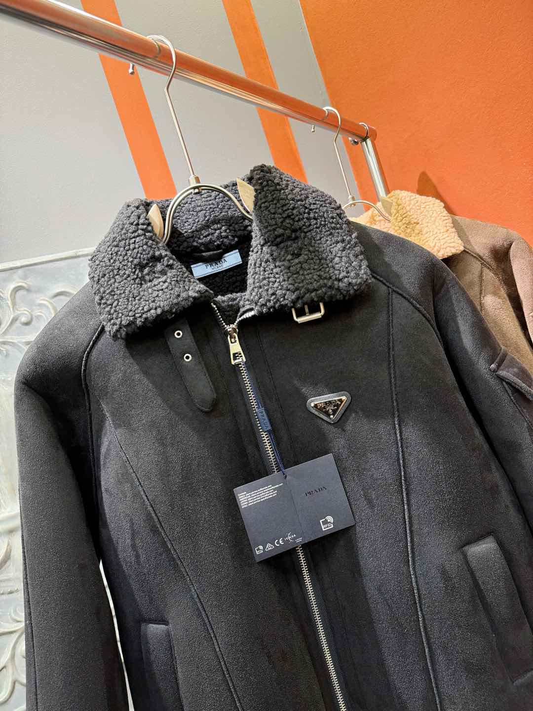 PRADA 普拉达 新品皮毛一体，原生态人造皮面料；100%进口皮毛一体！采用进口人造皮！皮料品质相当高