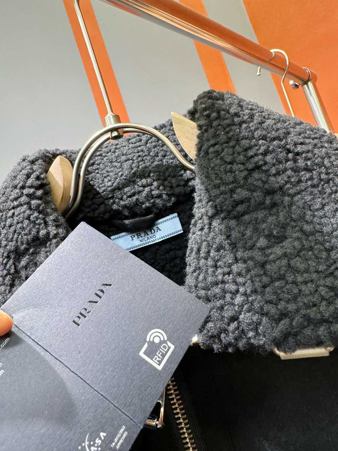 PRADA 普拉达 新品皮毛一体，原生态人造皮面料；100%进口皮毛一体！采用进口人造皮！皮料品质相当高