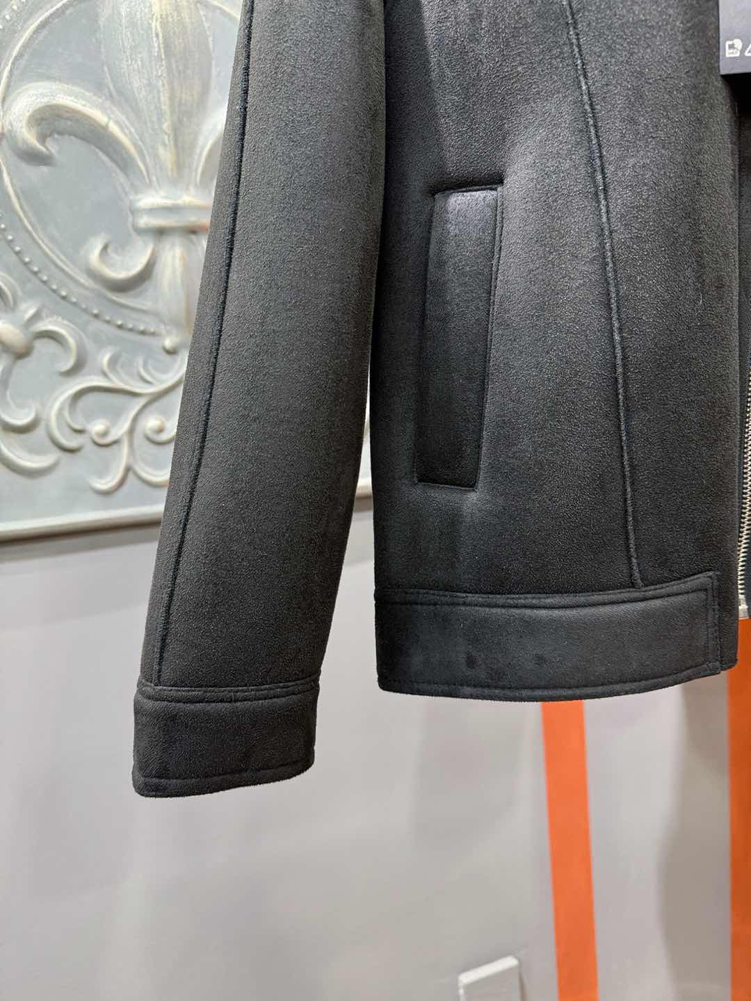 PRADA 普拉达 新品皮毛一体，原生态人造皮面料；100%进口皮毛一体！采用进口人造皮！皮料品质相当高